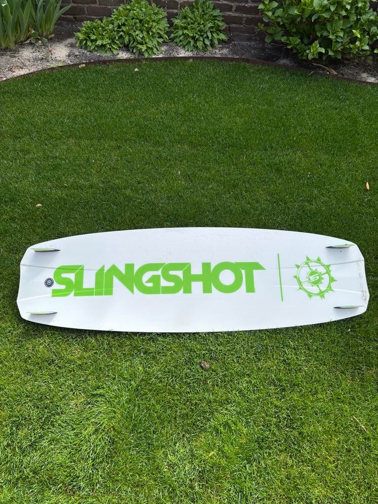 Slingshot Misfit air core Kiteboard 136 - Zo goed als nieuw, Watersport en Boten, Kitesurfen, Twintip, Kiteboard, Ophalen of Verzenden