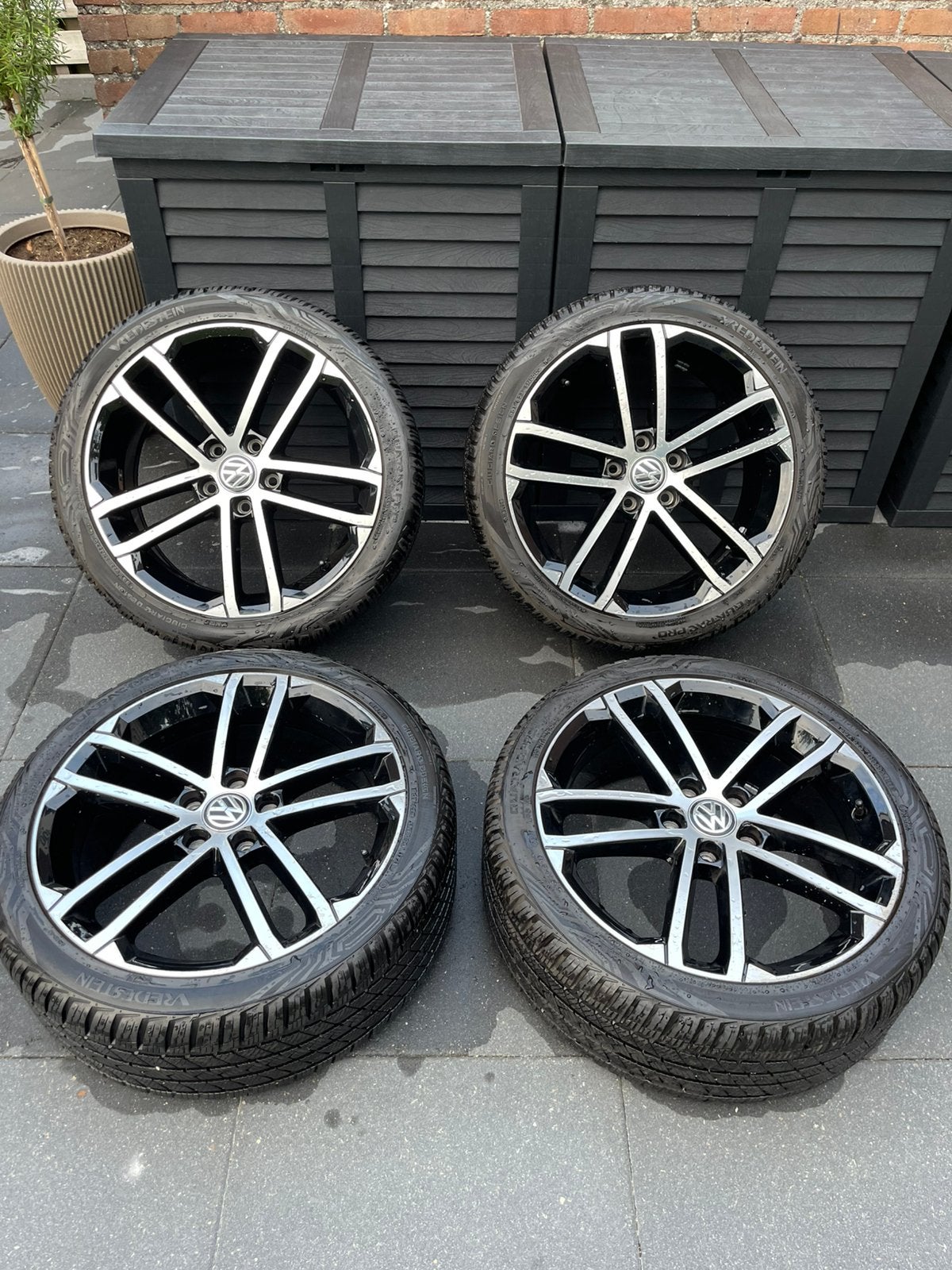 Originele VW 18 inch lichtmetalen velgen + All Season banden, Auto-onderdelen, Banden en Velgen, Ophalen, 18 inch, Banden en Velgen