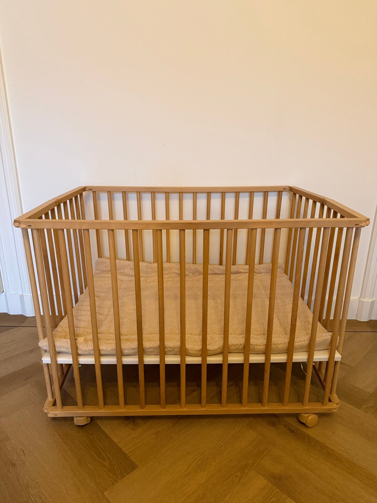 Inklapbare houten box met wieltjes petit Amélie, Kinderen en Baby's, Ophalen, Zo goed als nieuw, Rechthoekig, Wieltjes