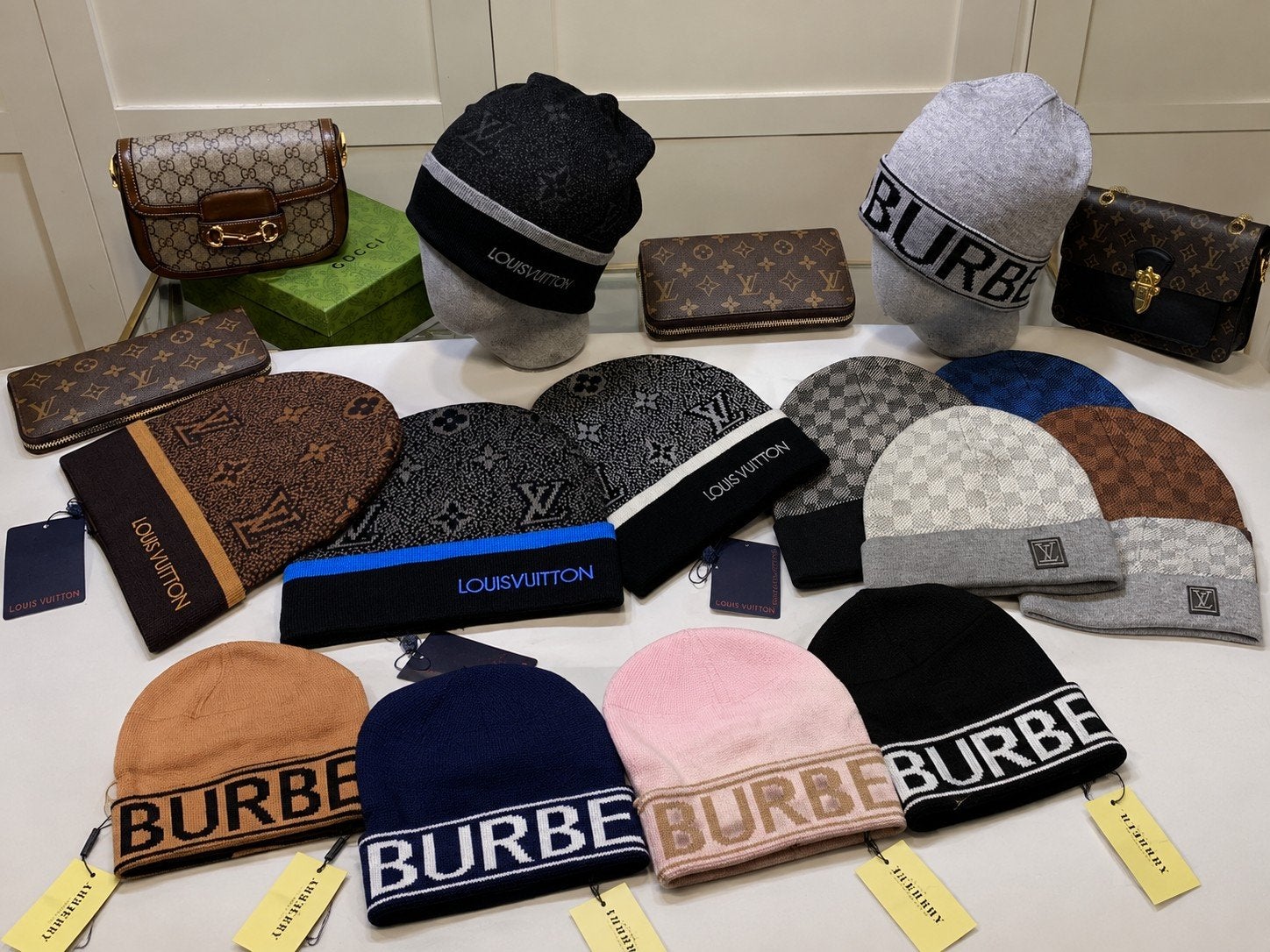 Louis Vuitton en  Burberry Muts, Ophalen of Verzenden, Nieuw, One size fits all, Hoed