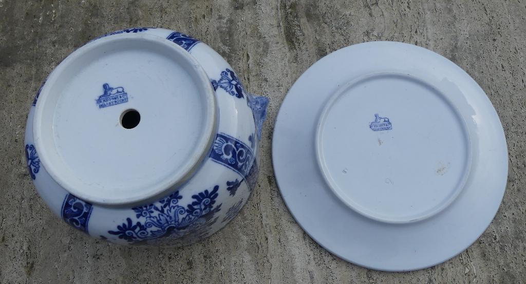Petrus Regout Bloempot met Blauw Decor en Steenbok Grepen, Antiek en Kunst, Antiek | Keramiek en Aardewerk, Ophalen of Verzenden