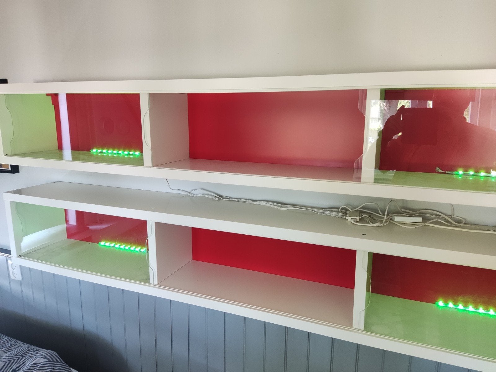 2 Vitrinekasten met LED verlichting - 205x26x30 cm, Met plank(en), Gebruikt, Ophalen of Verzenden, 200 cm of meer