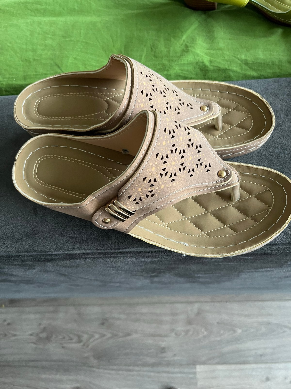 Comfortabele slippers - maat 42 (valt als 40), Ophalen of Verzenden, Gedragen, Beige, Slippers