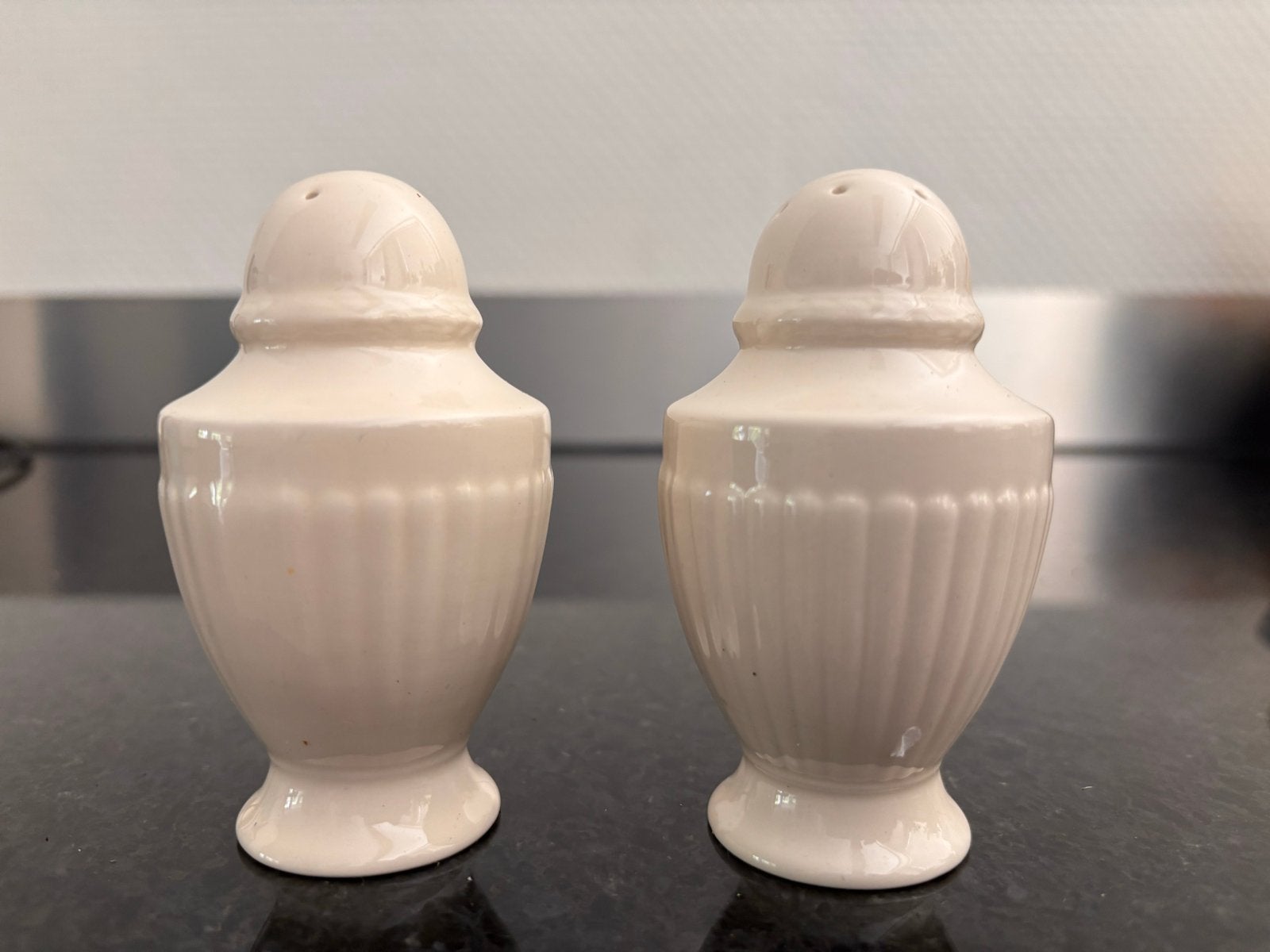 Wedgwood Edme peper- en zoutstel, crème, ribbelpatroon., Overige typen, Ophalen of Verzenden, Zo goed als nieuw, Wedgwood