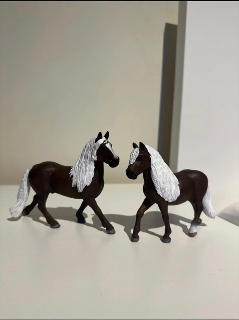 Schleich zwarte woud merrie en hengst, Verzenden, Zo goed als nieuw, Paard, Beeldje of Figuurtje