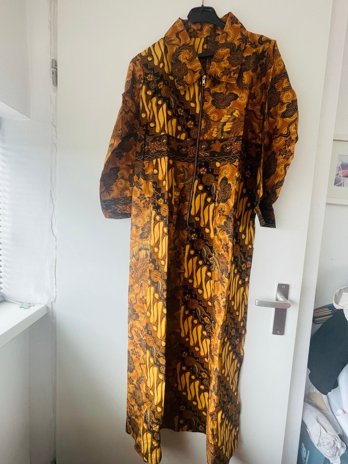 Nieuwe Batik Jurk Maat M-L - Borst 105cm, Lengte 135cm, Kleding | Dames, Maat 38/40 (M), Bruin, Nieuw, Ophalen of Verzenden