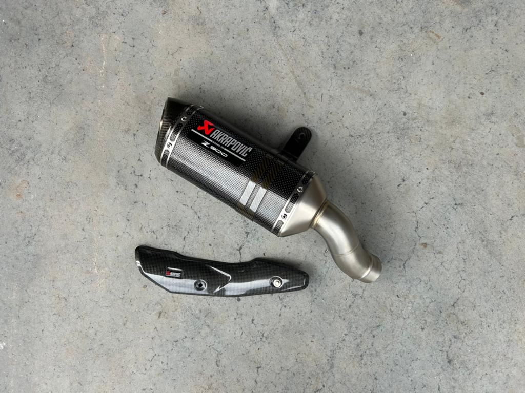 Kawasaki Z900 Akrapovic Carbon uitlaat + Hitteschild 20-24, Motoren, Ophalen of Verzenden, Gebruikt