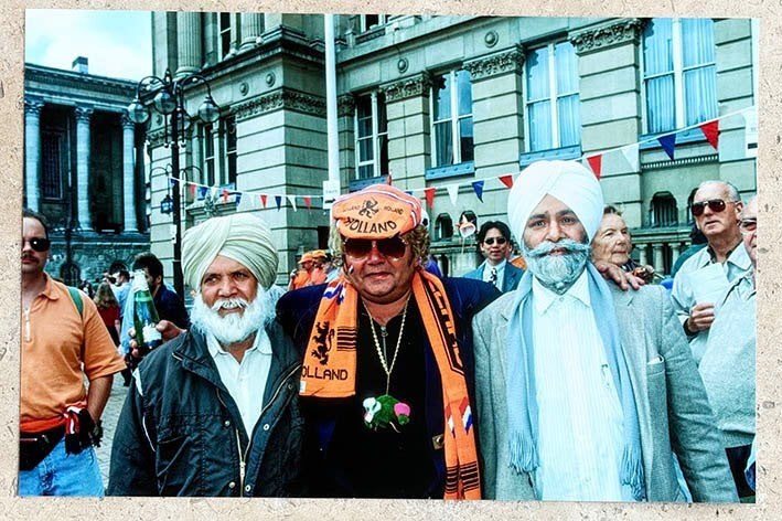 Org. kl foto 30x20cm Andre Hazes+Sikhs supporters 13-06-1996, Verzenden, Nieuw, Foto of Kaart