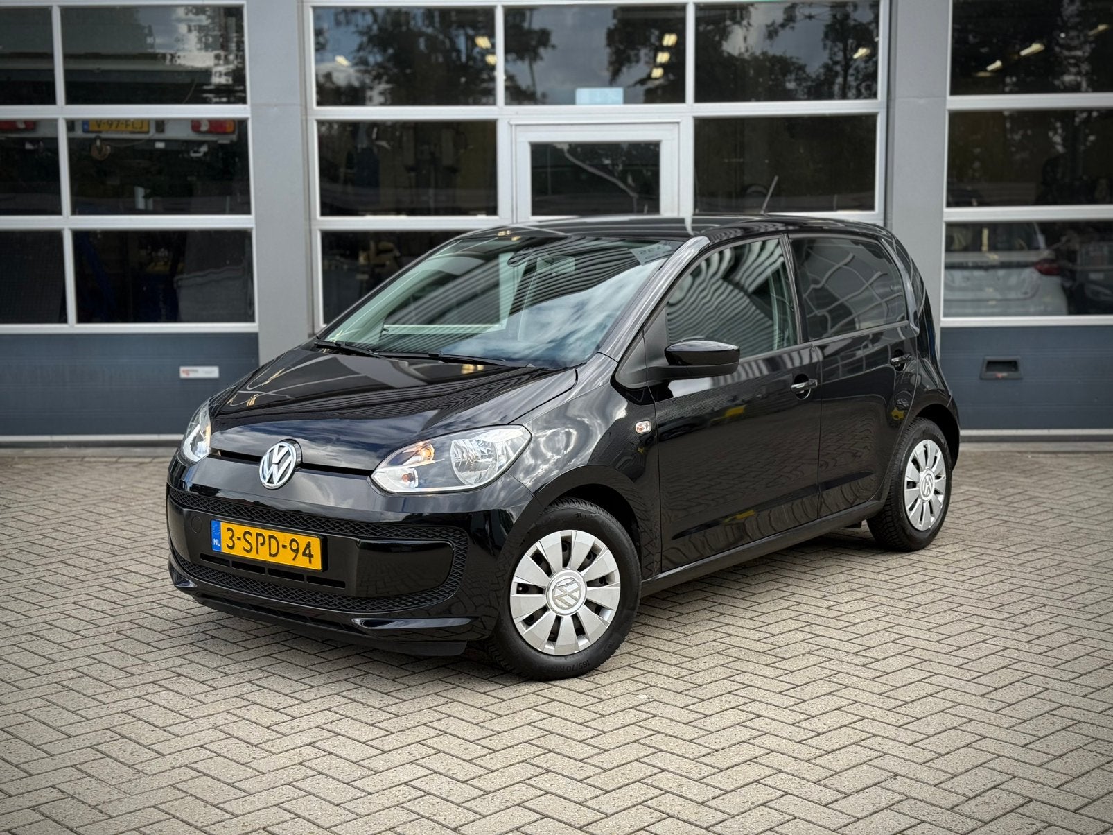 Volkswagen Move up! 1.0 2013 Zwart | Airco | Trekhaak, Voorwielaandrijving, Euro 5, Stof, 840 kg