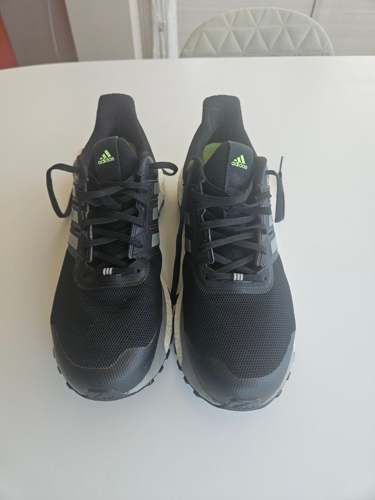 Adidas sportschoenen - Zwart met groene accenten, Adidas, Overige typen, Ophalen of Verzenden, Zo goed als nieuw