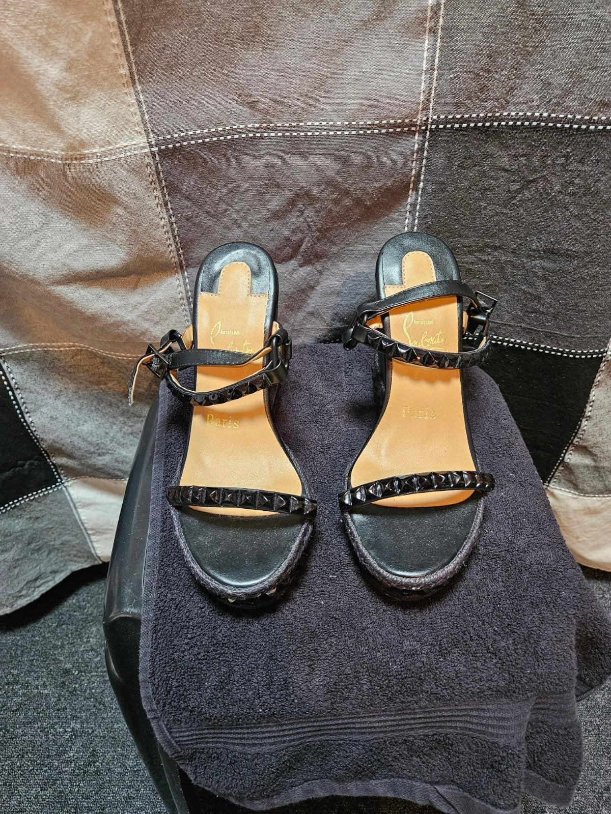 Christian Louboutin Wedges - Zwart met studs, Zwart, Zo goed als nieuw, Christian Louboutin, Sandalen of Muiltjes
