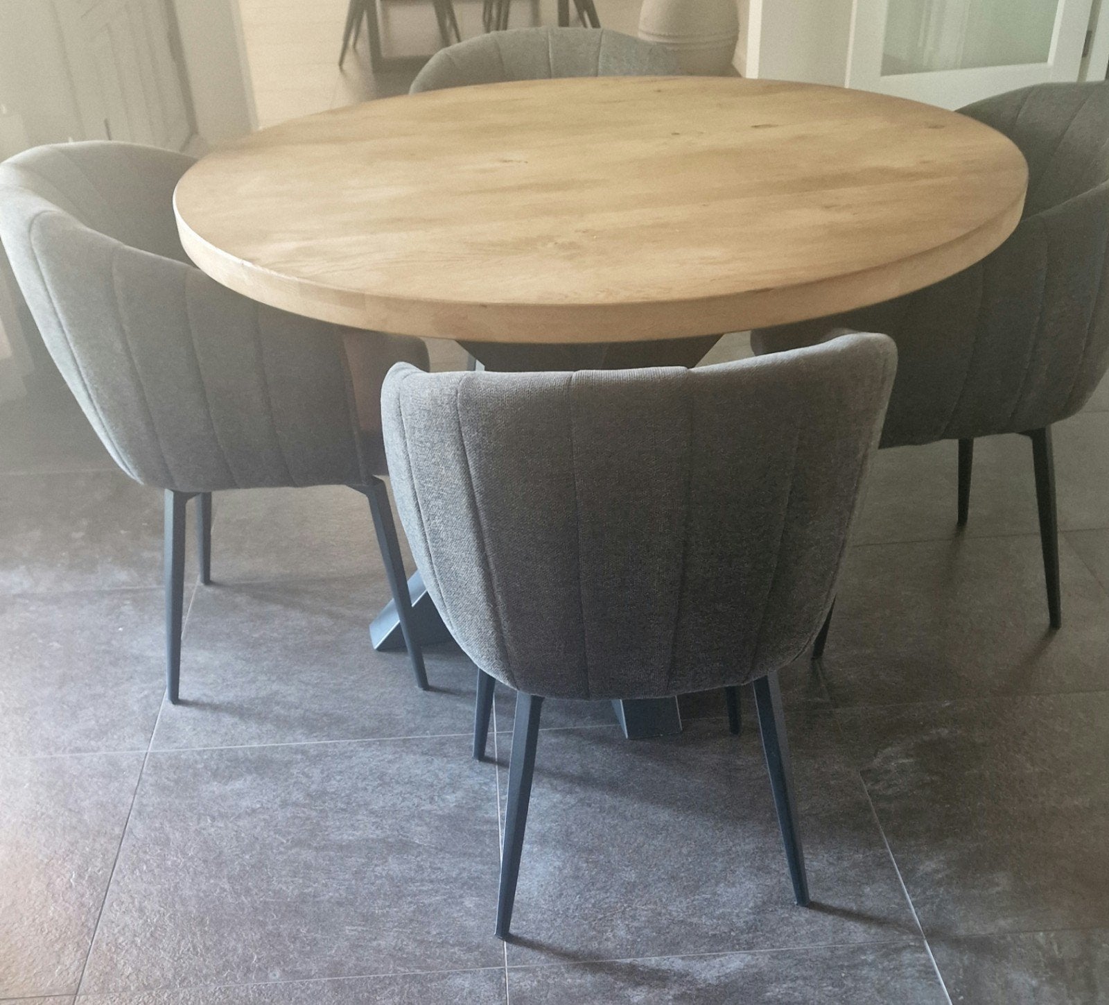 Moderne grijze eetkamerstoel met stoffen bekleding, Ophalen, Gebruikt, Metaal, Vier