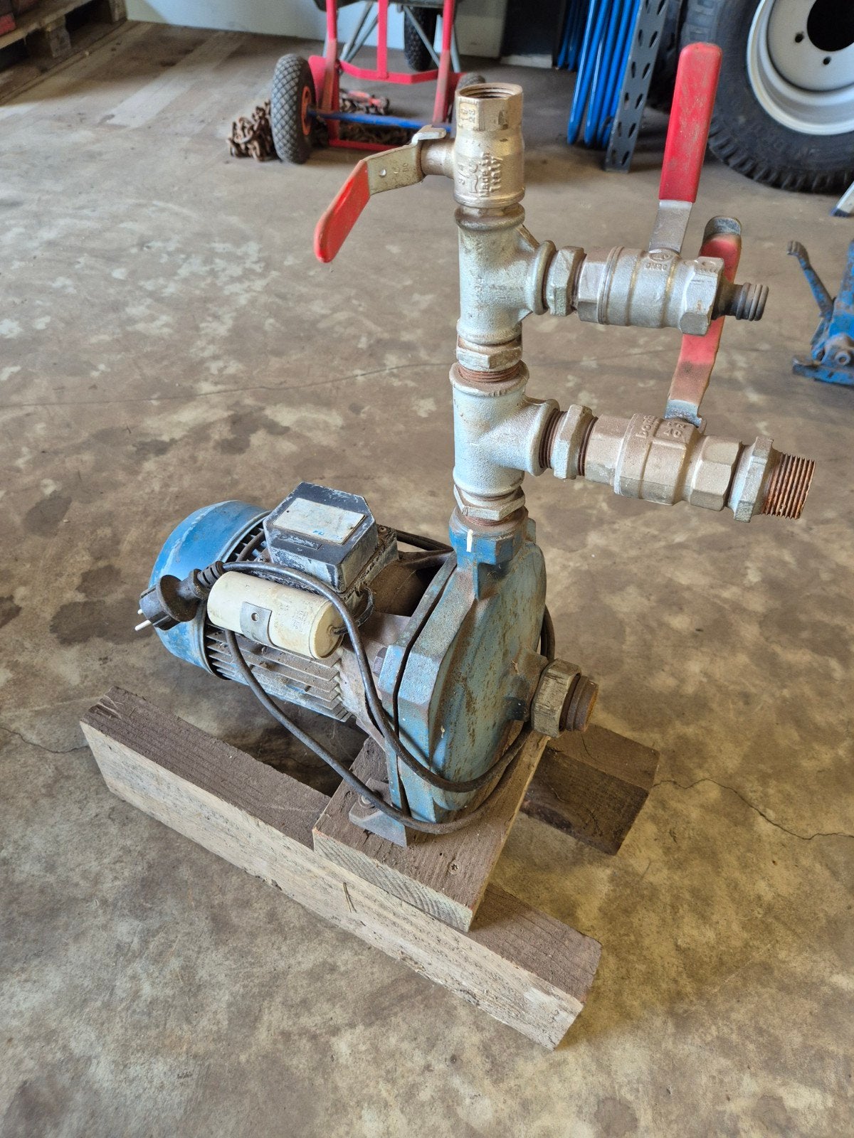 Robuuste waterpomp met kranen, Ophalen, Gebruikt, Elektrisch, Beregeningspomp