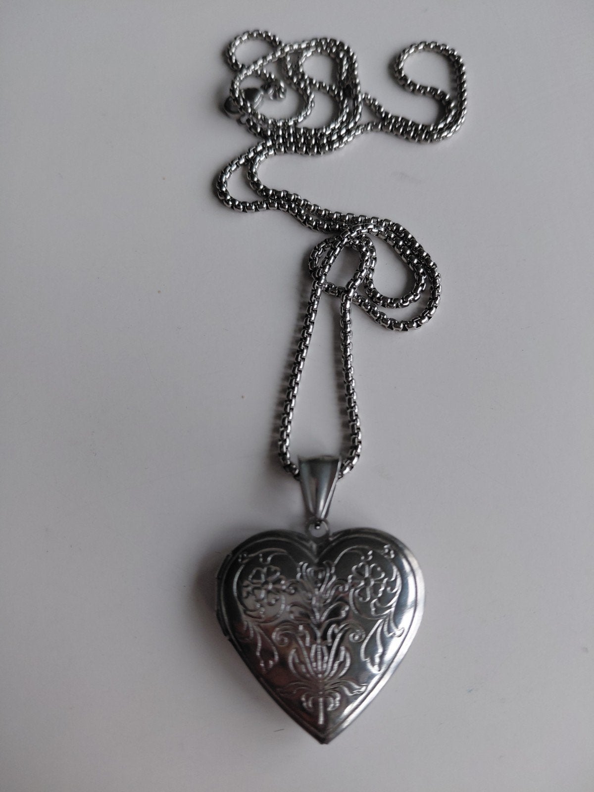 Roestvrijstalen ketting met hartvormige medaillon, Nieuw, Ophalen of Verzenden, Zilver, Overige materialen
