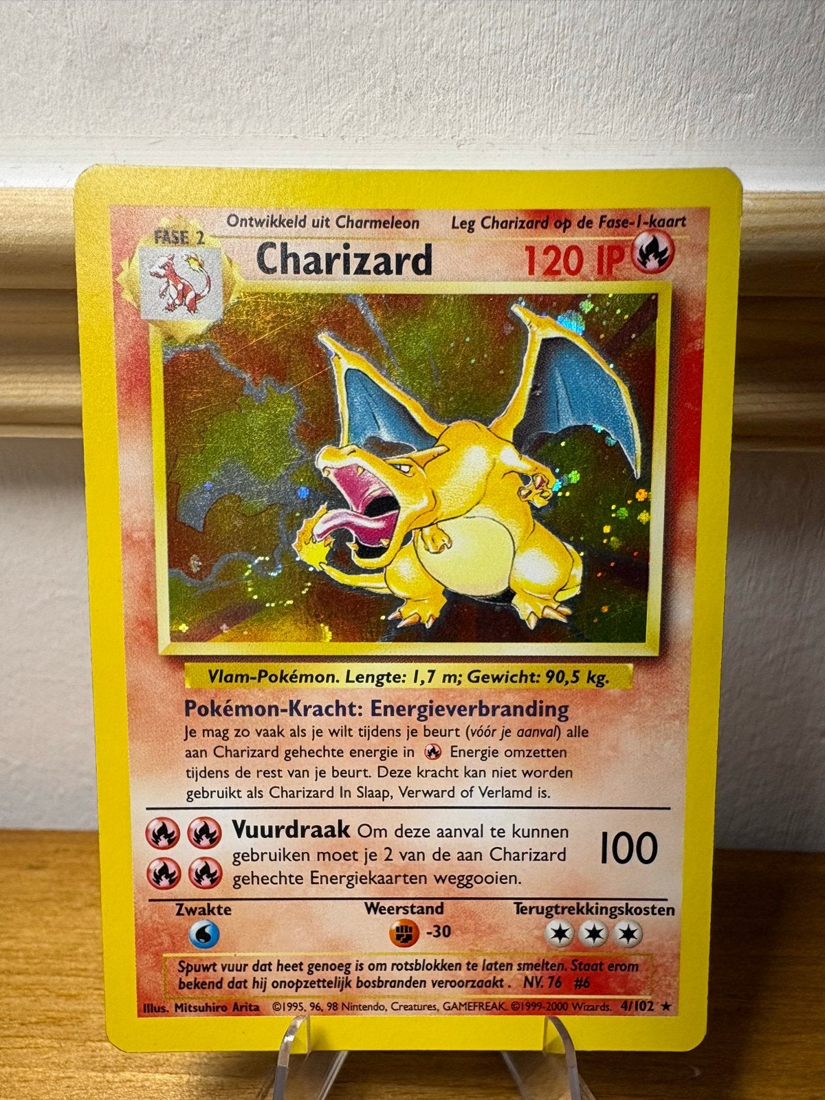 Charizard met swirl Pokémon kaart Base set NL 4/102, Ophalen of Verzenden, Zo goed als nieuw, Losse kaart, Foil