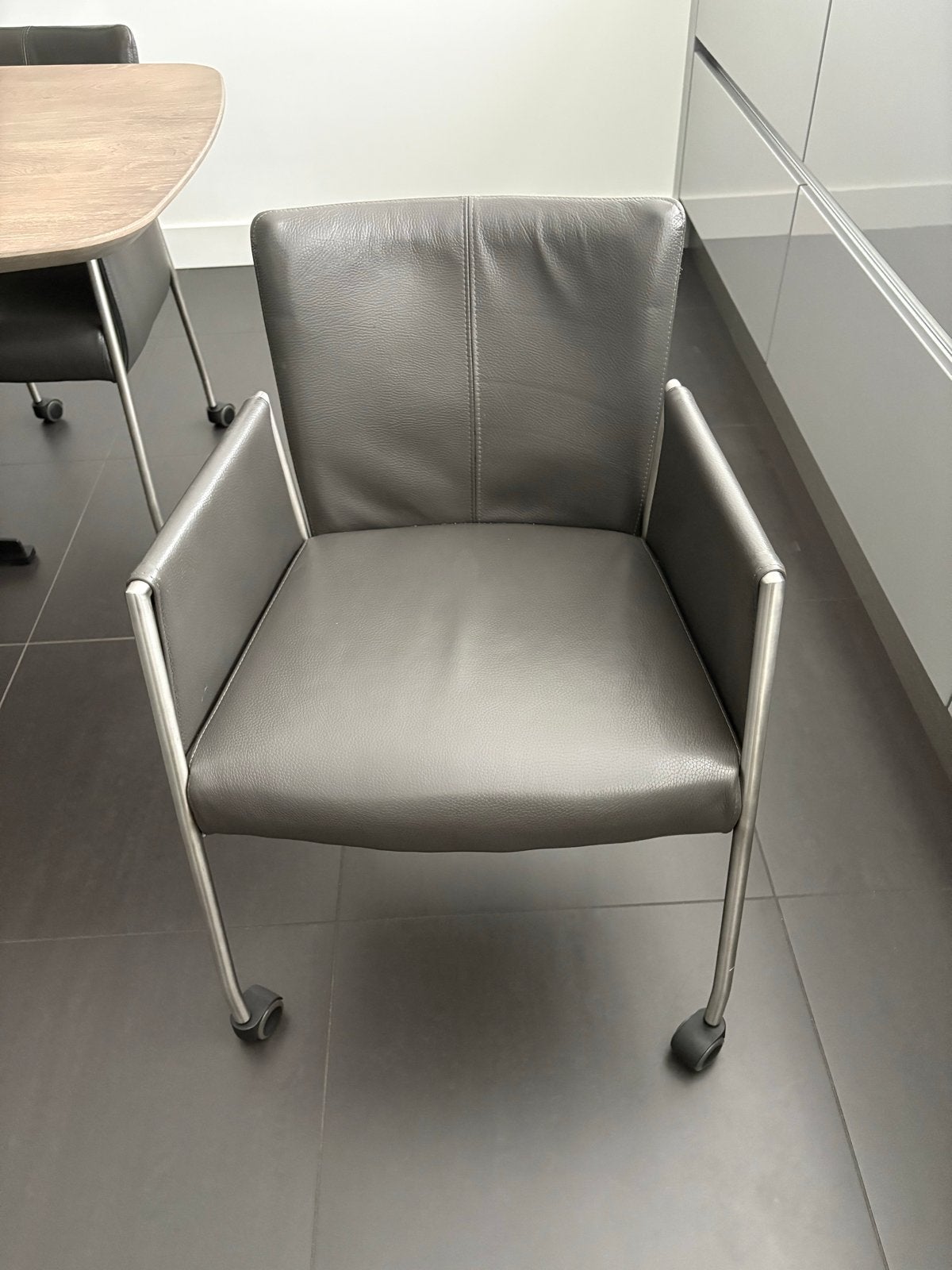 6 Grijze Leren Stoelen met Wieltjes en RVS Poten, Huis en Inrichting, Leer, Ophalen of Verzenden, Zo goed als nieuw, Grijs