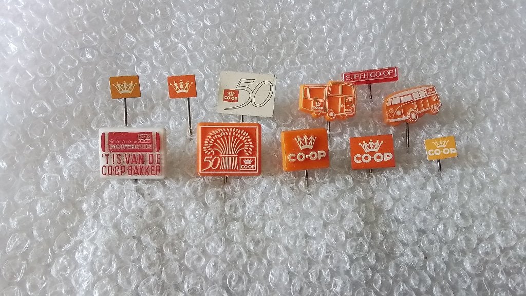 10 verschillende speldjes co-op supermarkten, Verzamelen, Ophalen of Verzenden, Zo goed als nieuw, Overige onderwerpen