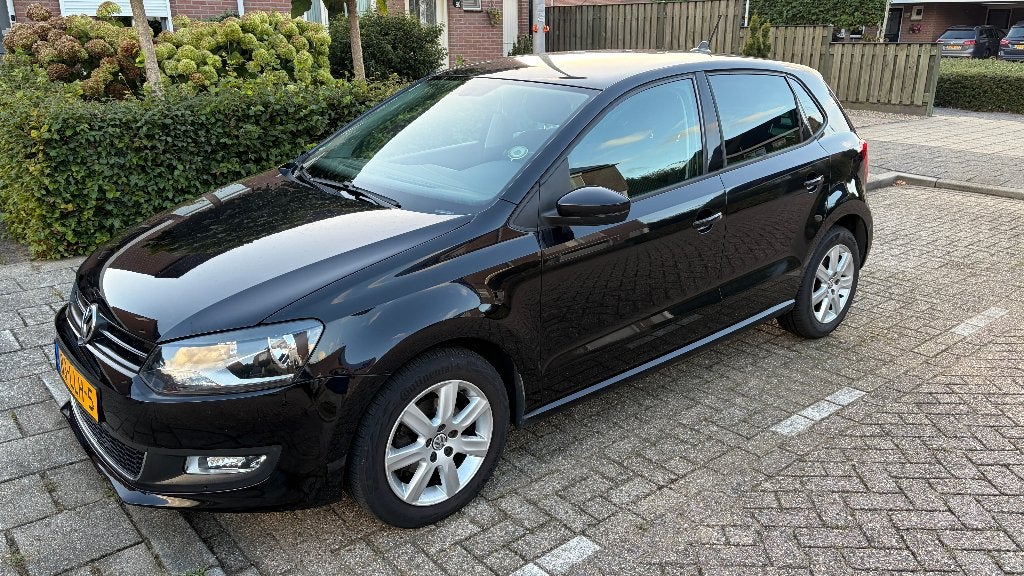 Volkswagen Polo 1.2 TSI DSG Automaat | Trekhaak |, Auto's, Dealer onderhouden, Stof, 40 €/maand, Zwart