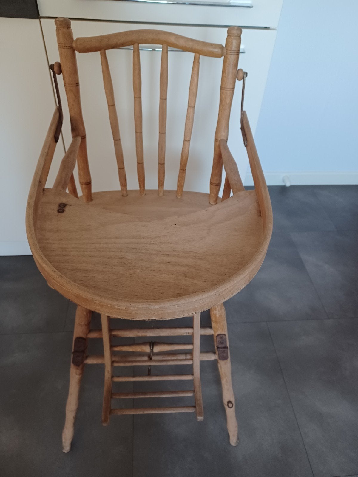 Antieke kinderstoel, Ophalen