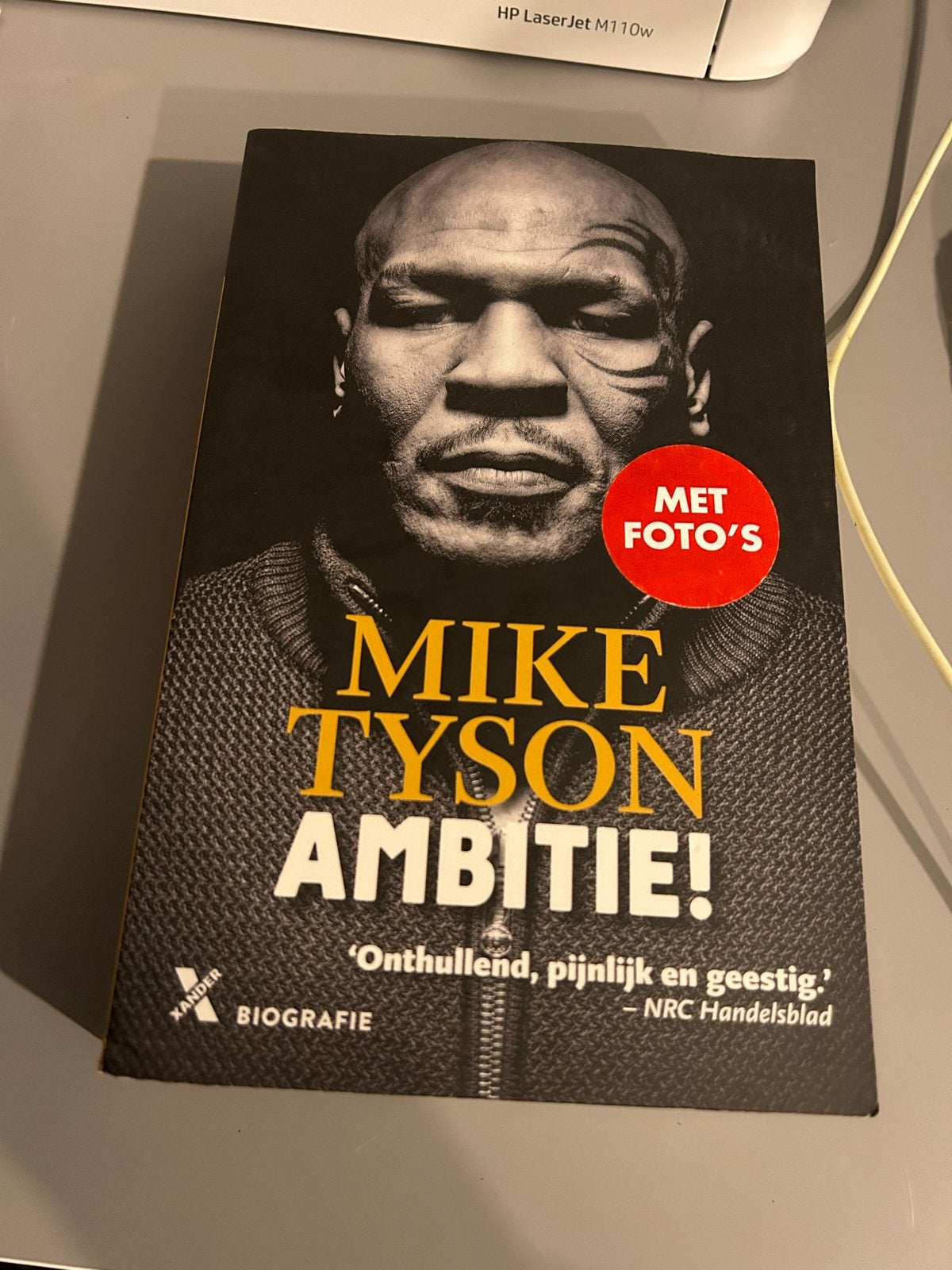 Mike Tyson: Ambitie! Biografie met foto's, Boeken, Ophalen of Verzenden, Zo goed als nieuw, Sport