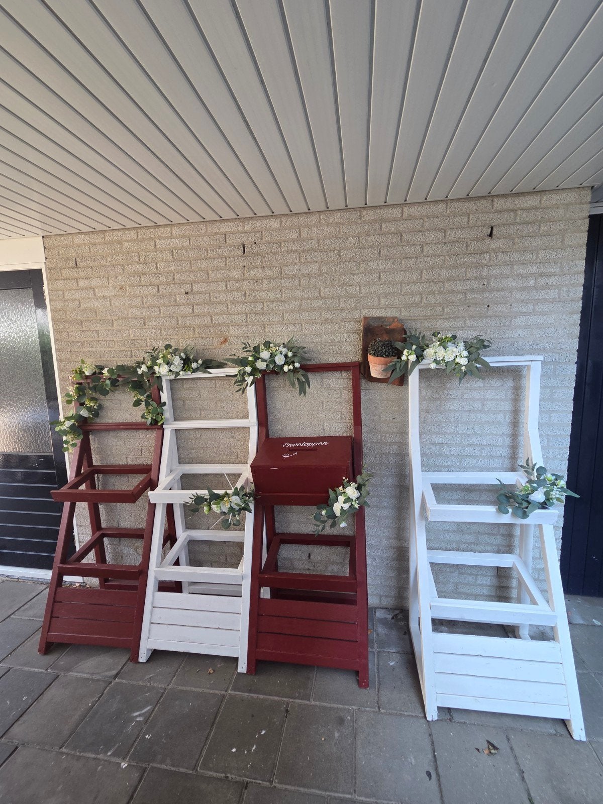 4 houten ezels/standaarden + enveloppendoos bruiloft, Ophalen, Zo goed als nieuw