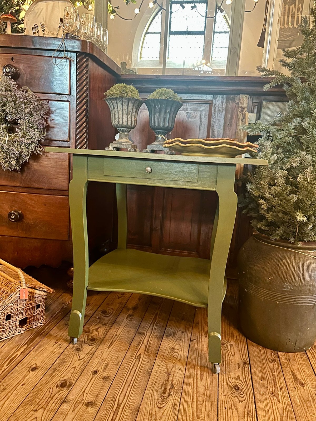 Groene bijzettafel met lade en wieltjes landelijk engels