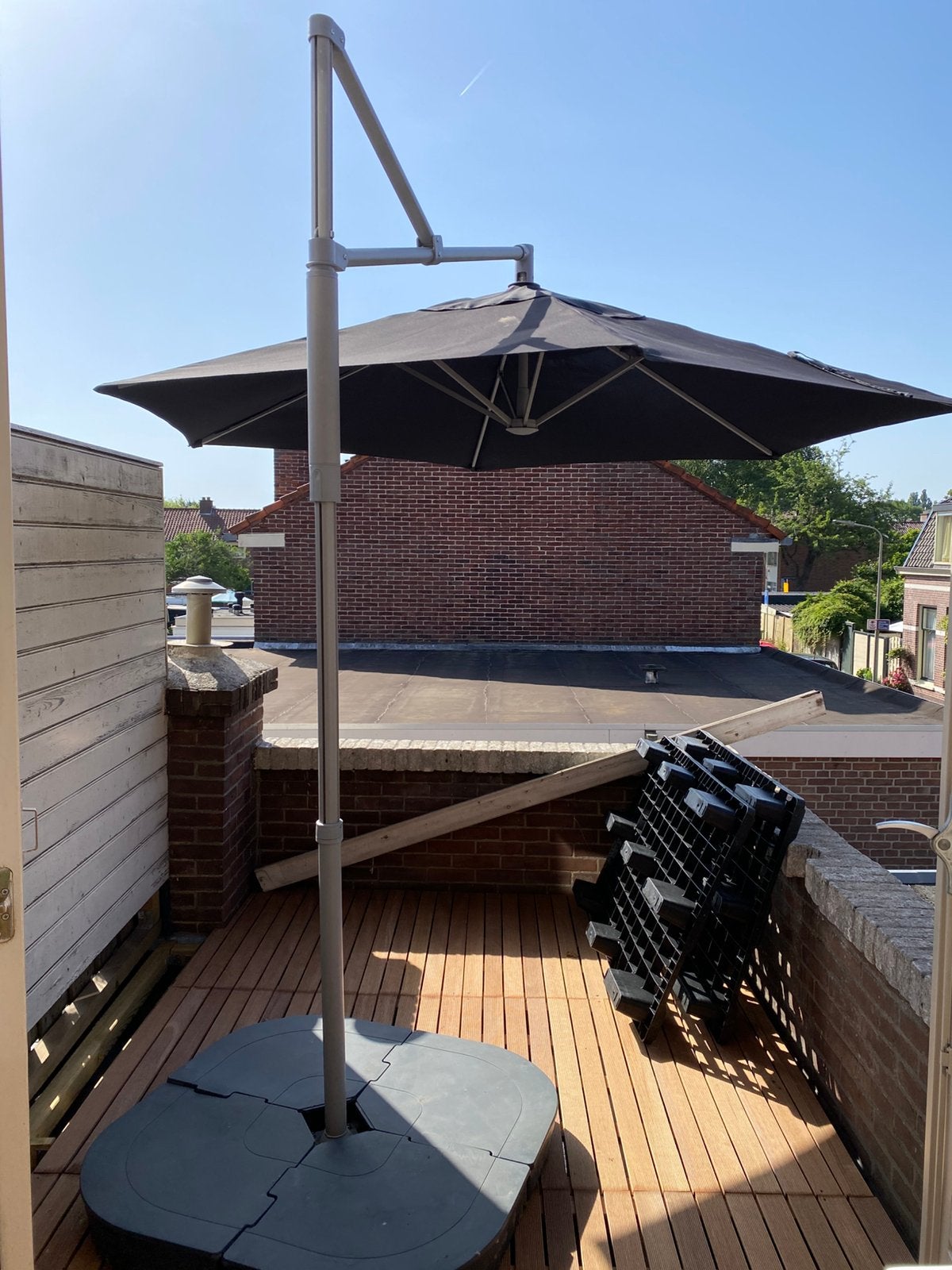 Vrijhangende IKEA parasol Ø270 cm met voet & contragewichten, Tuin en Terras, Parasols, Ophalen, Zo goed als nieuw, 3 tot 4 meter