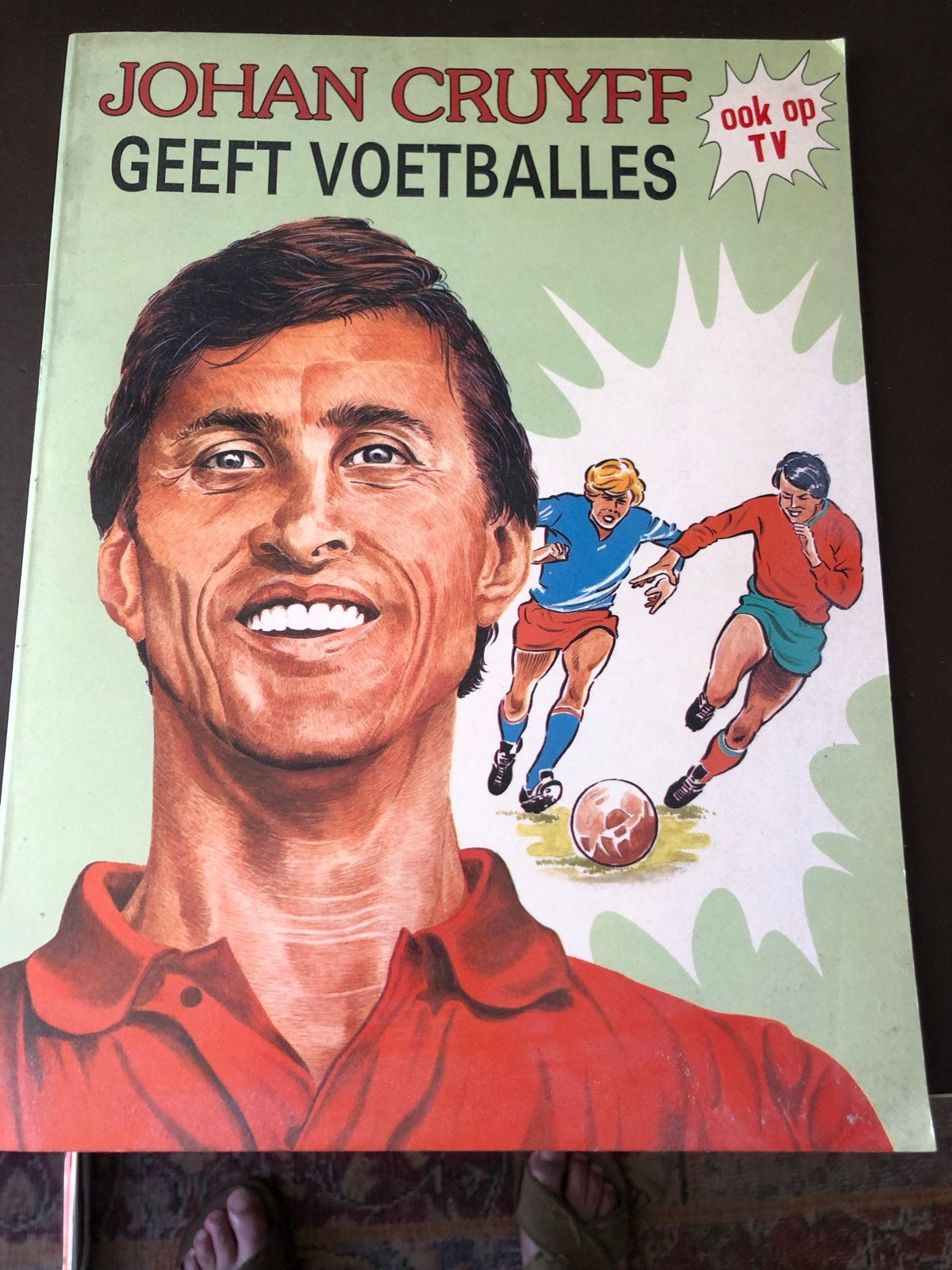 Johan Cruyff Geeft Voetballes - Stripboek Voetbal, Verzamelen, Ophalen, Zo goed als nieuw, Buitenlandse clubs, Boek of Tijdschrift