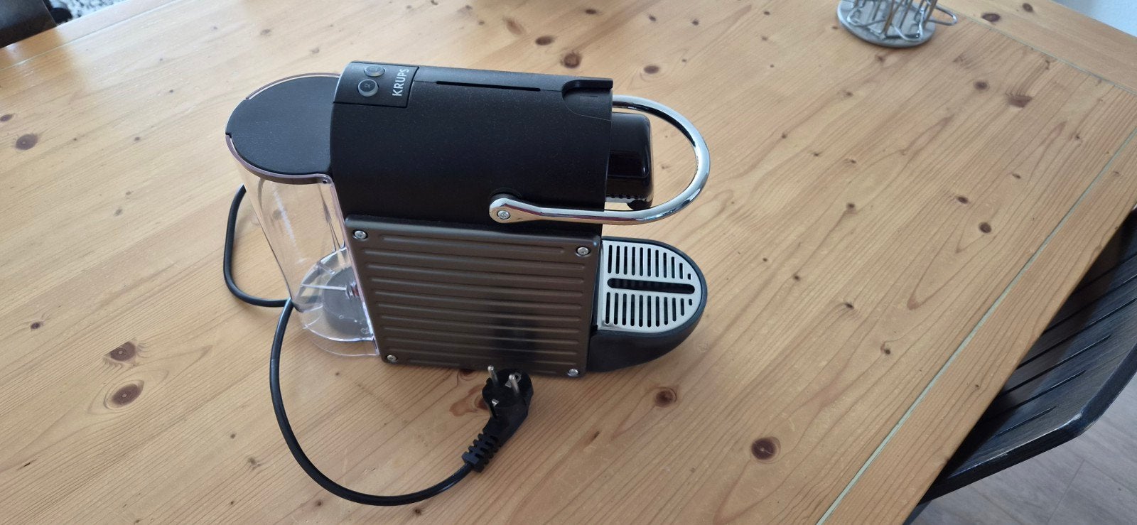 Foto 3 van Krups Nespresso Inissia koffiecupmachine met houder