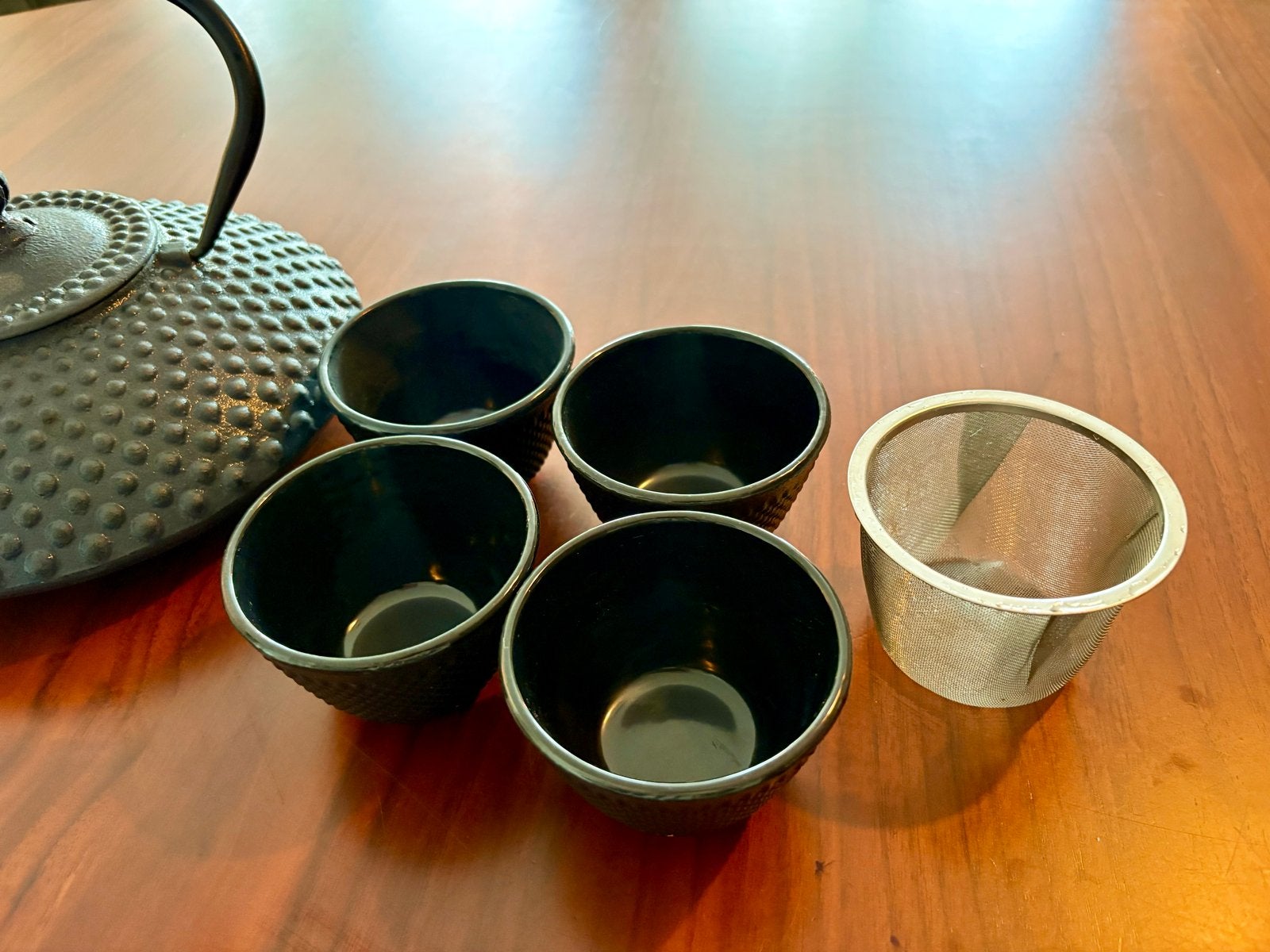 Japanse gietijzeren zware theepot met 4 theekopjes, Gebruikt, Bredemeijer, Zwart, Metaal