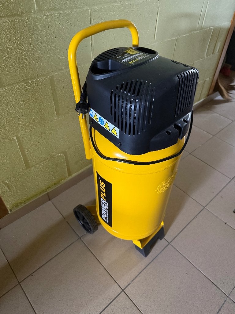 Compressor 50L met toebehoren, Doe-het-zelf en Verbouw, Compressors, Zo goed als nieuw, 6 tot 10 bar, 25 tot 100 liter, 200 tot 400 liter/min