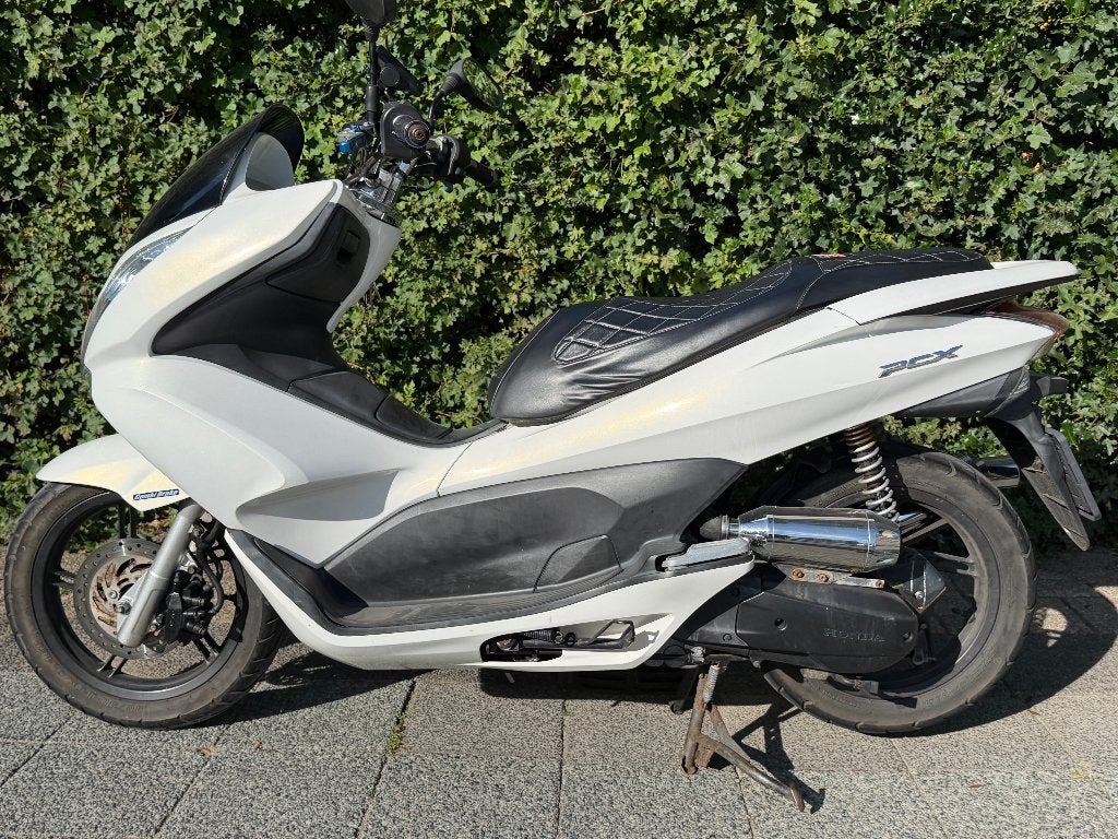 Honda PCX 125 A1 | 5.807 km | 2011 | Zeer nette staat, Sportuitlaat, Particulier, Automaat, Minimaal motorrijbewijs A1