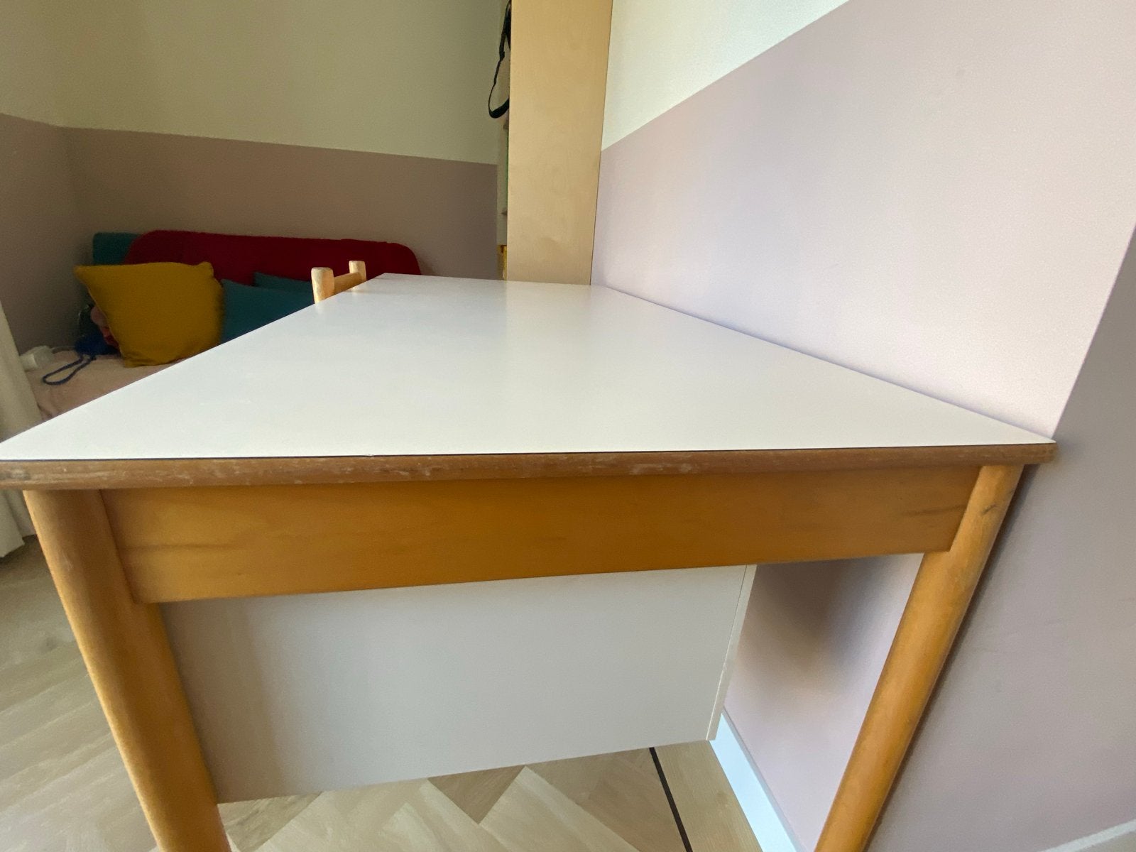 Degelijk houten Schilte bureau met 2 lades en gratis stoel, Ophalen, Gebruikt, Kinderbureau, Bruin