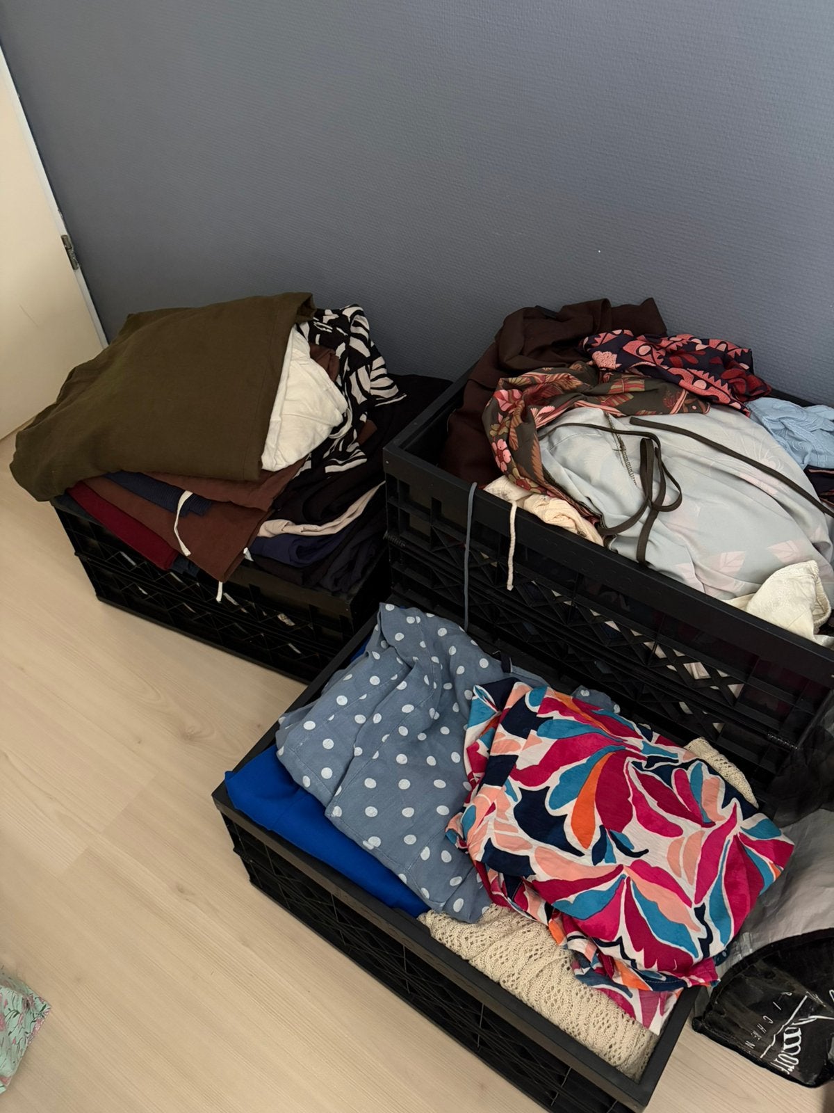 3 kratten kleding maat 46-48, Ophalen, Zo goed als nieuw, Maat 46/48 (XL) of groter