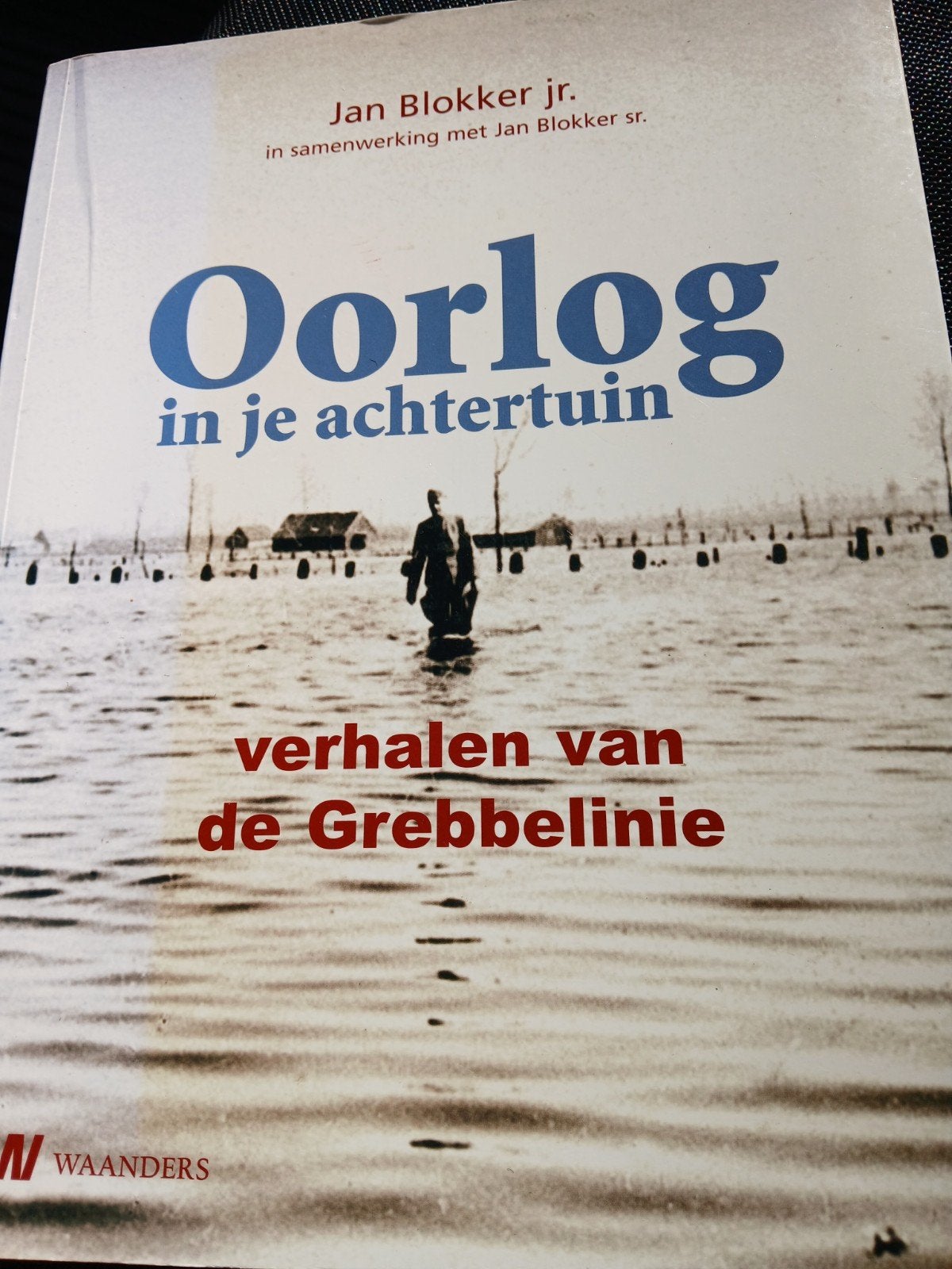 Jan Blokker - Oorlog in je achtertuin, Jan Blokker, Ophalen of Verzenden, Overige onderwerpen, Tweede Wereldoorlog