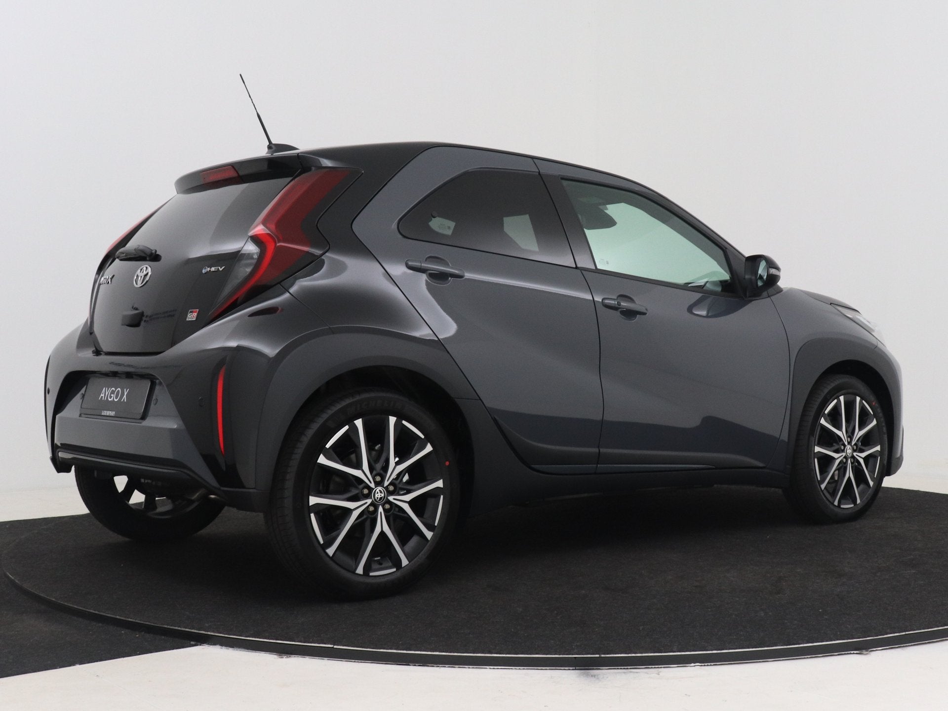 Toyota Aygo X Hybrid 115 GR Sport | DIRECT LEVERBAAR!, Zwart, 4 stoelen, Hybride Elektrisch/Benzine, 3 cilinders