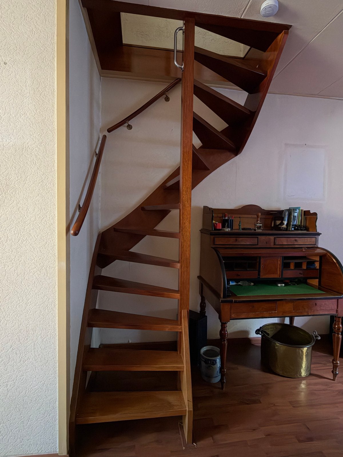 Houten wenteltrap met leuning, Ophalen