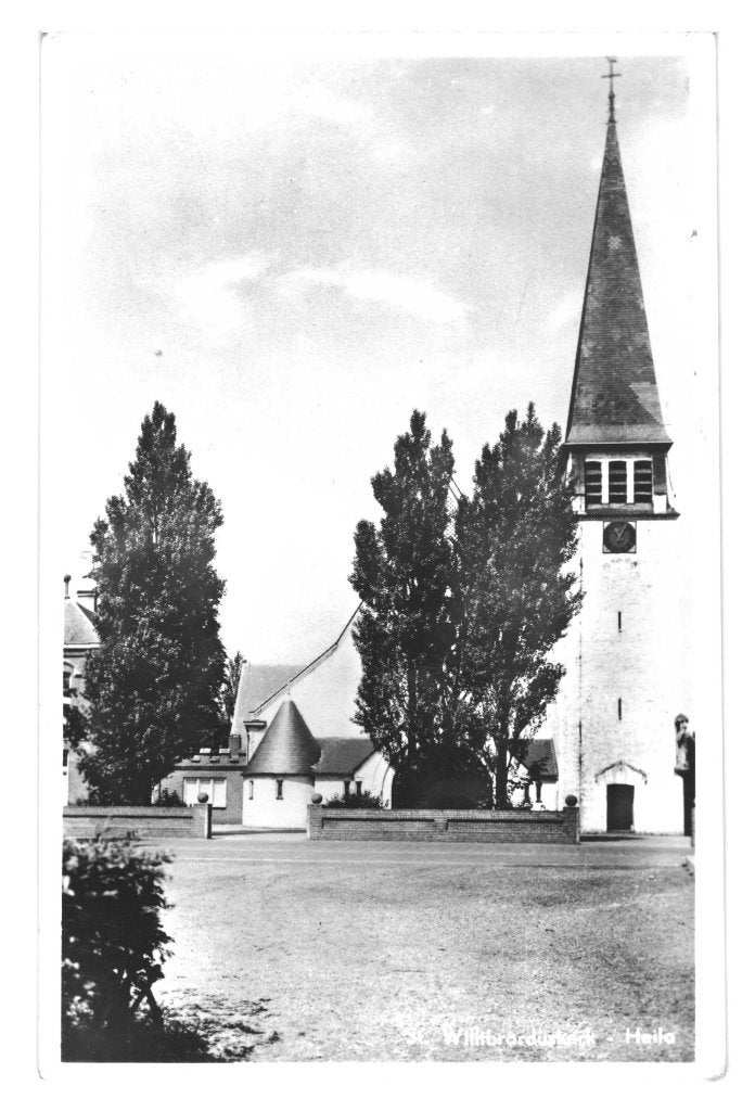 972254	Heilo	St Willibrorduskerk	1957	Gelopen met zegel, Ophalen of Verzenden, 1940 tot 1960, Gelopen, Noord-Holland