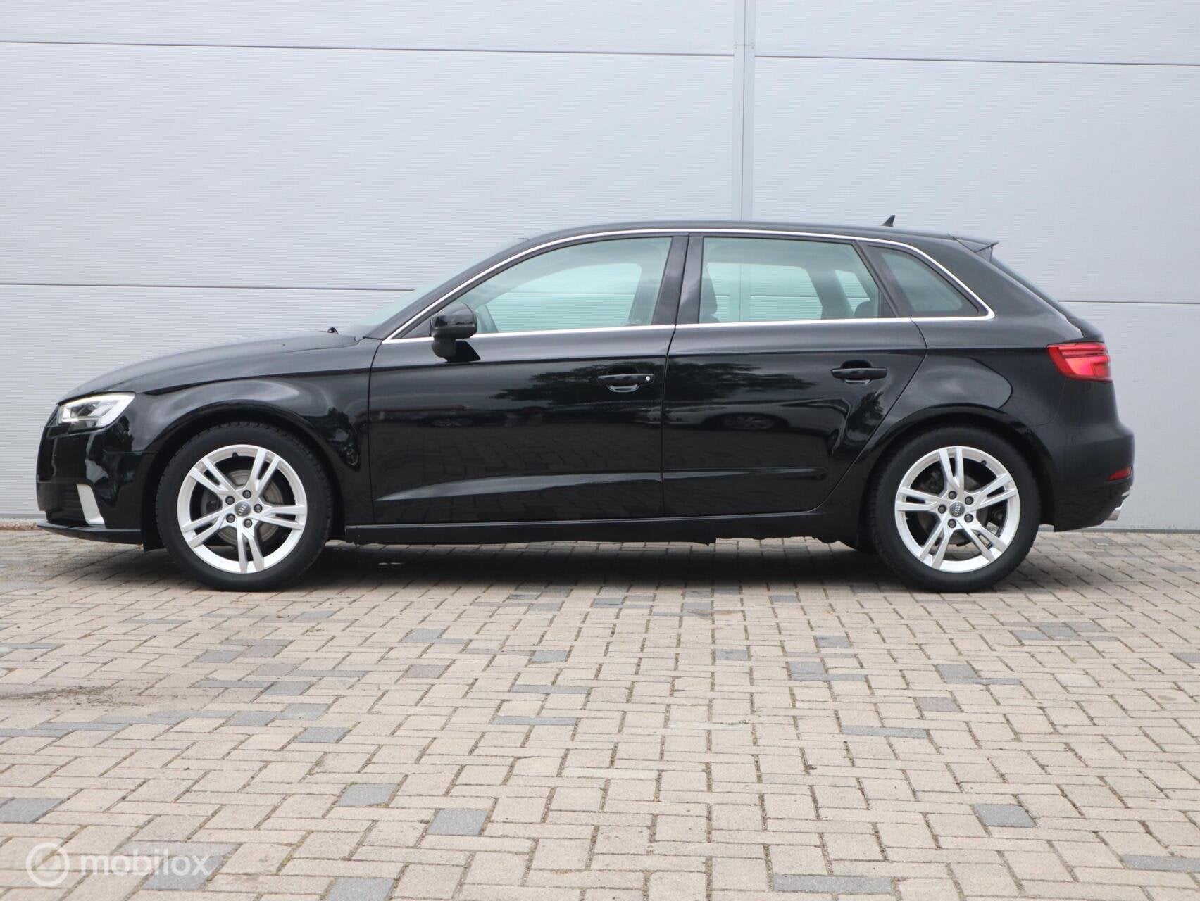 Audi A3 Sportback 1.0 TFSI LED pdc Airco Cruise Navi 17 inch, Voorwielaandrijving, Gebruikt, Euro 6, Zwart