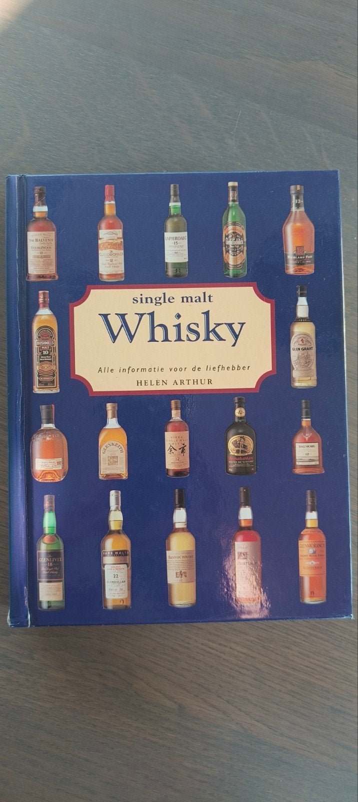 Single Malt Whisky Boek - Helen Arthur, Ophalen of Verzenden, Zo goed als nieuw, Helen Arthur, Europa overig