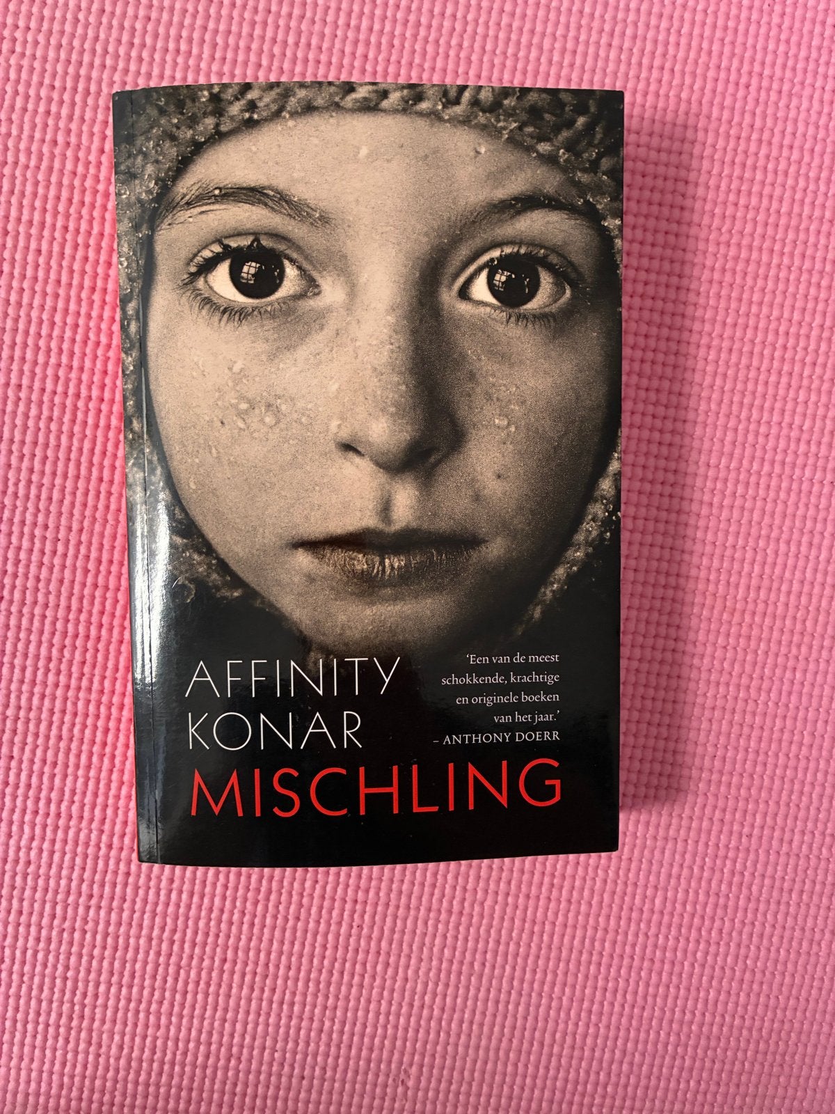 Mischling - Affinity Konar (Paperback), Boeken, Ophalen of Verzenden, Zo goed als nieuw, Nederland
