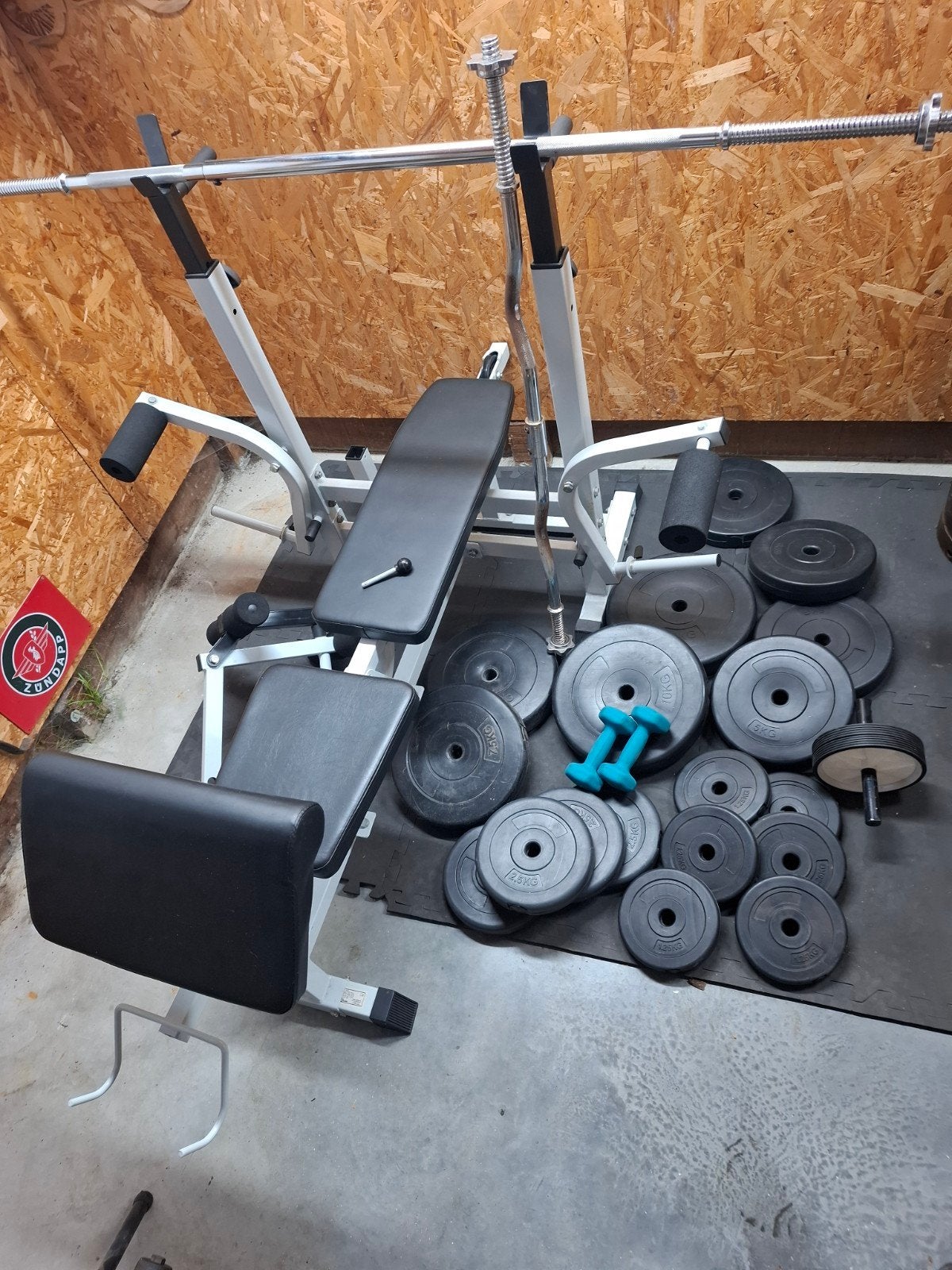 Halterbank met stangen en gewichten, Sport en Fitness, Ophalen, Zo goed als nieuw, Benen, Fitnessbank