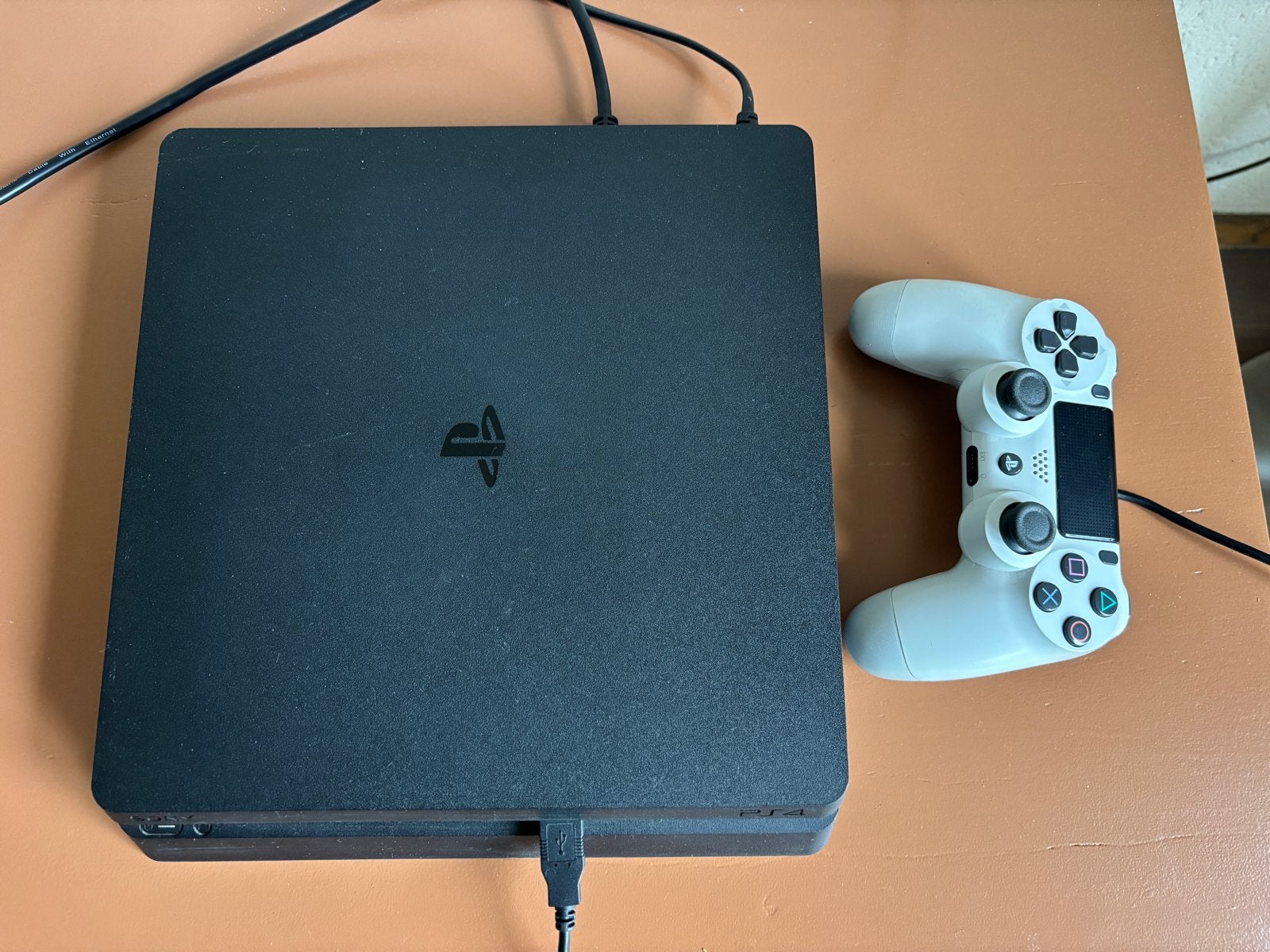PlayStation 4 Slim 1TB met controller en 5 games