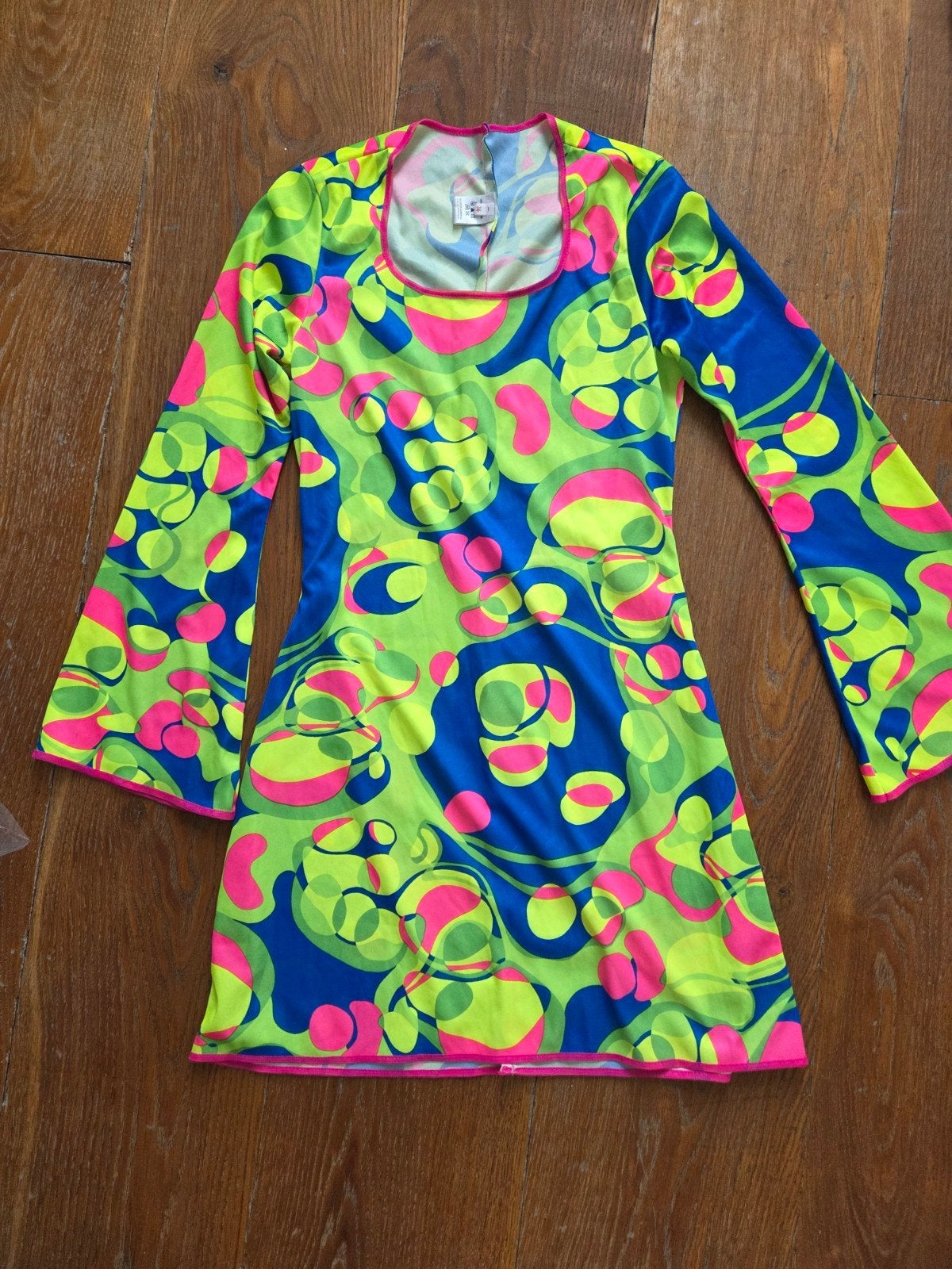 Neonkleurige jaren '60/70 jurk - Wilbers Carnaval, Carnaval, Zo goed als nieuw, Kleding, Maat 36 (S)