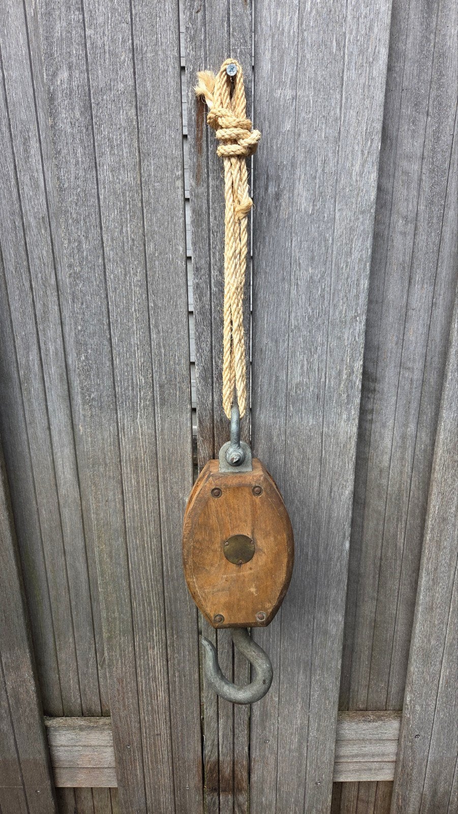 Antieke houten katrol met touw en haak, Ophalen