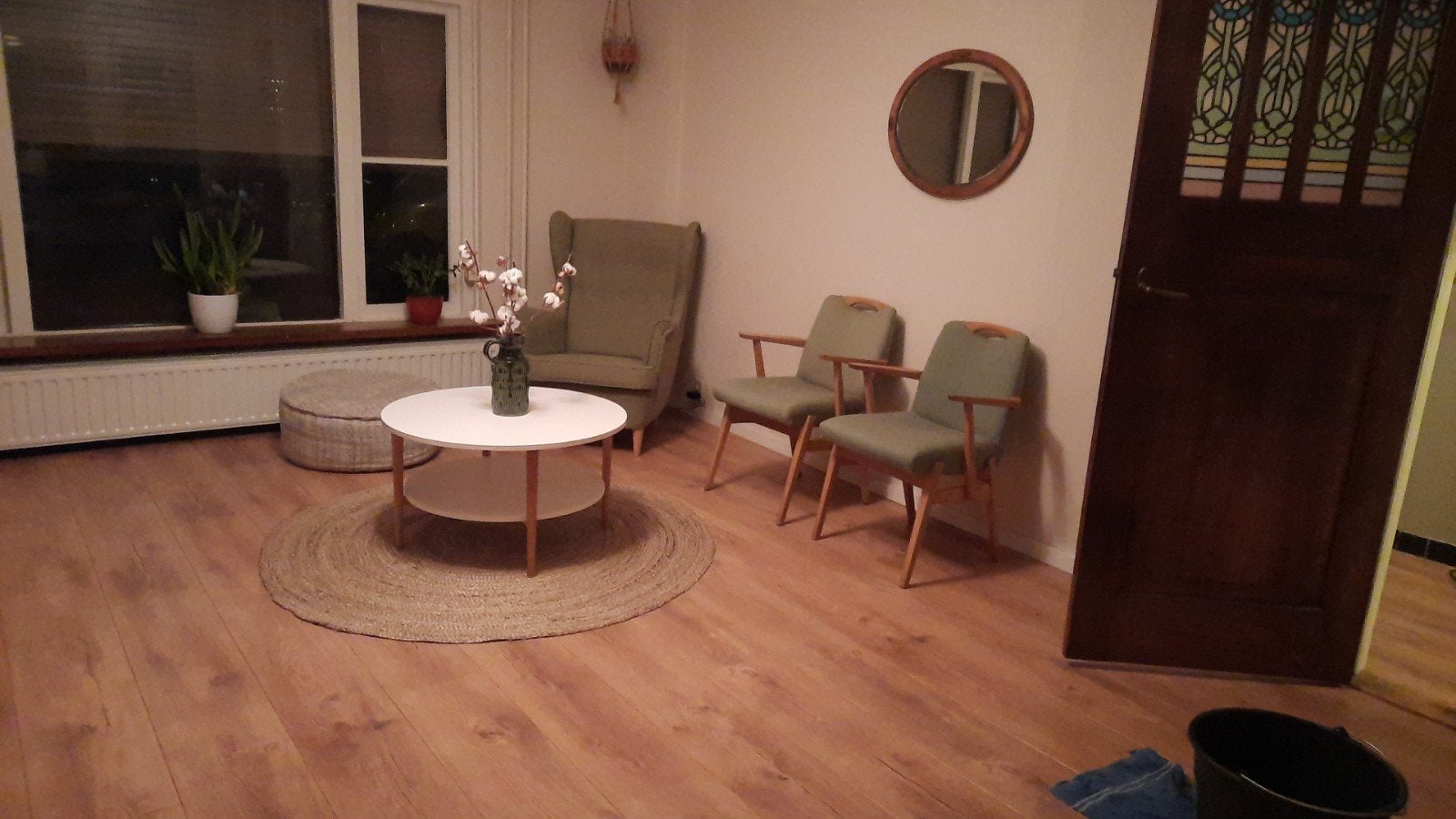 Gratis: Witte ronde tafel met gebruikerssporen, Huis en Inrichting, Tafels | Salontafels, Ophalen, Gebruikt, Rond, 100 tot 150 cm