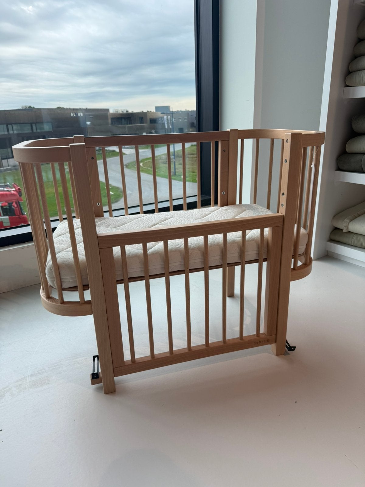 Sebra Bedside Crib incl. Matras SHOWMODEL, Ophalen, Zo goed als nieuw, Wieg