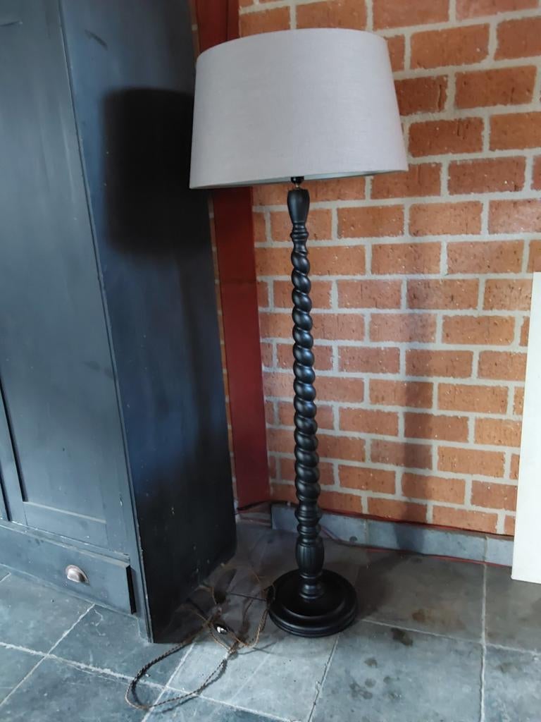 Elegante staande schemerlamp met gedraaide houten voet, Ophalen, Gebruikt, Stof, Klassiek, Landelijk