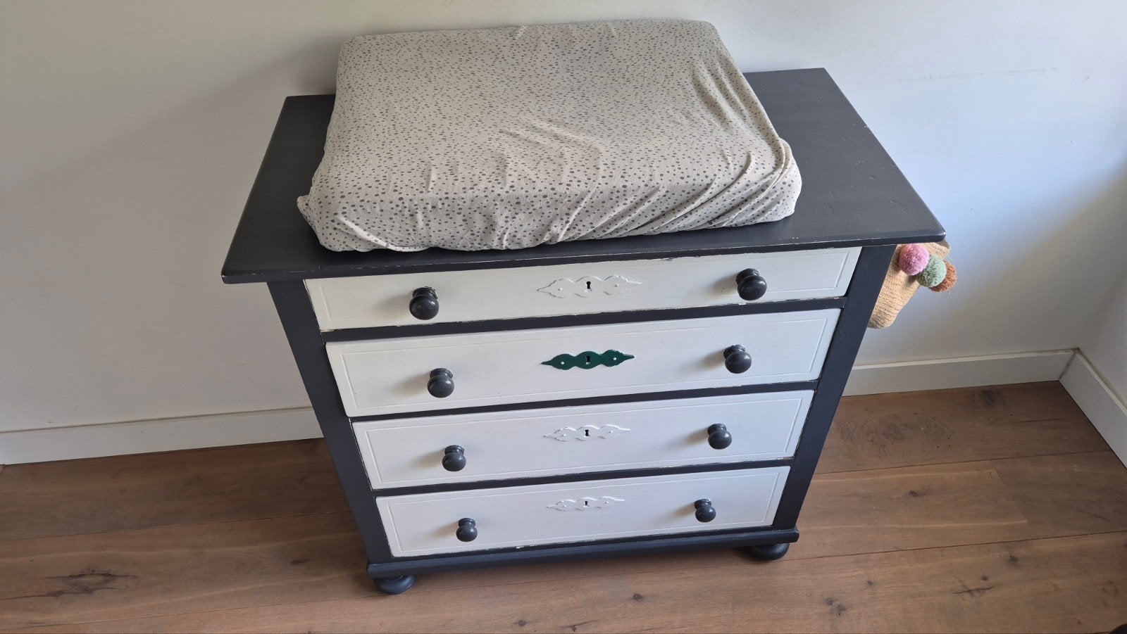 dressoir met mooie details, Ophalen, Zo goed als nieuw, 3 of 4 laden, Minder dan 100 cm