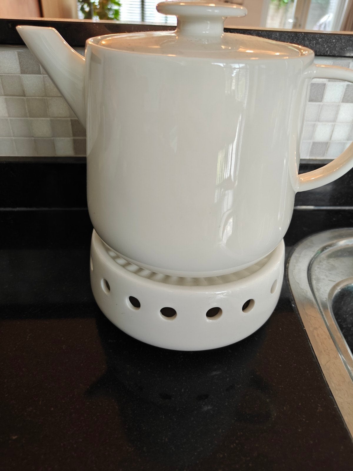 Theepot met Warmhouder - Wit Keramiek, Theepot/fluitketel, Ophalen of Verzenden, Zo goed als nieuw, Steen/keramiek